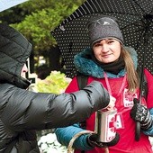 Emilia Raczyńska co roku towarzyszy swoim podopiecznym podczas kwesty na cmentarzu komunalnym w Koszalinie.