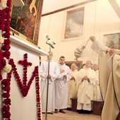 Abp Henryk Hoser zwrócił uwagę, że w parafii św. Wawrzyńca Maryja w wizerunku Matki Bożej Glinieckiej czczona jest  od wielu wieków.