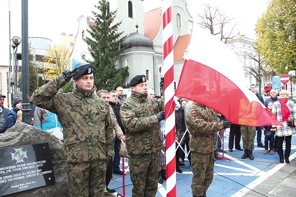 ▲	Uroczystości odbyły się zgodnie z wojskowym ceremoniałem. Zadbali o to żołnierze 4. Zielonogórskiego Pułku Przeciwlotniczego.
