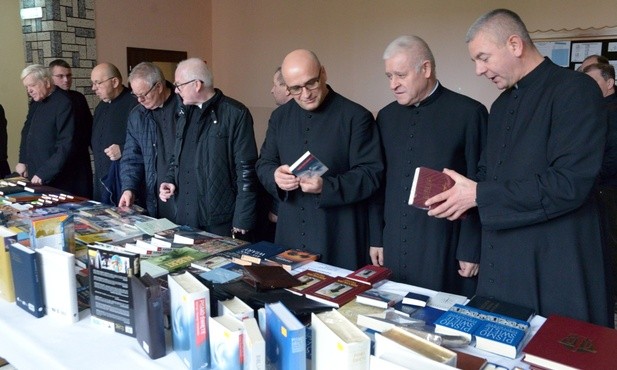Dni Duszpasterskie, dzięki zaangażowaniu alumnów, dają księżom możliwość poznania i zakupu najnowszych książek oraz różnych materiałów pomocnych w duszpasterstwie