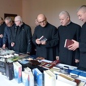 Dni Duszpasterskie, dzięki zaangażowaniu alumnów, dają księżom możliwość poznania i zakupu najnowszych książek oraz różnych materiałów pomocnych w duszpasterstwie