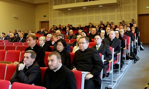 Sesja synodu z nominacją biskupią