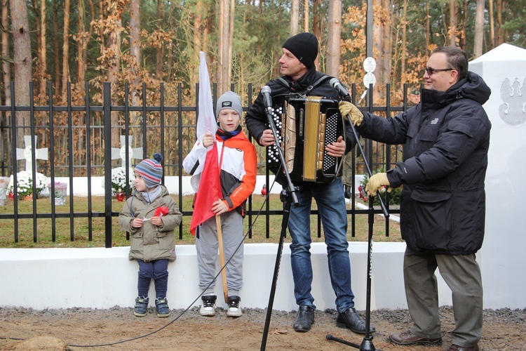 Poświęcenie cmentarza w Leontynowie