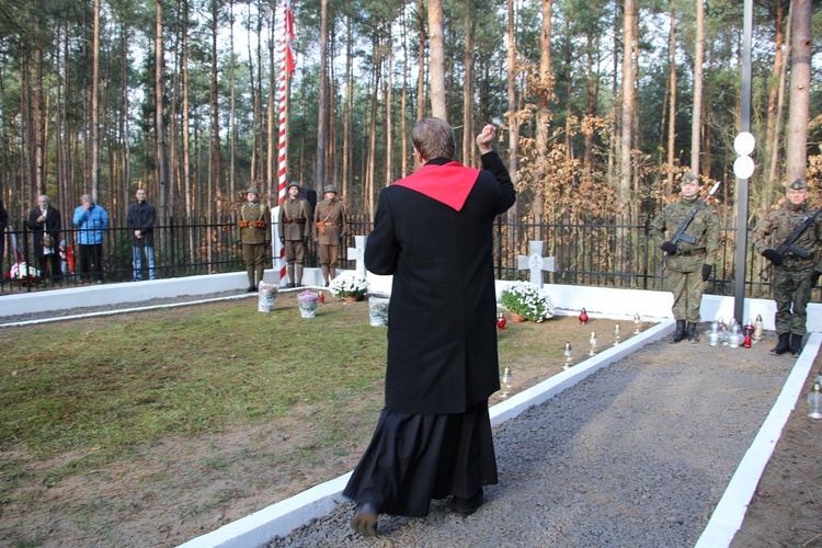 Poświęcenie cmentarza w Leontynowie