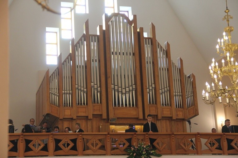 Poświęcenie organów i witraży w Mielcu-Rzochowie