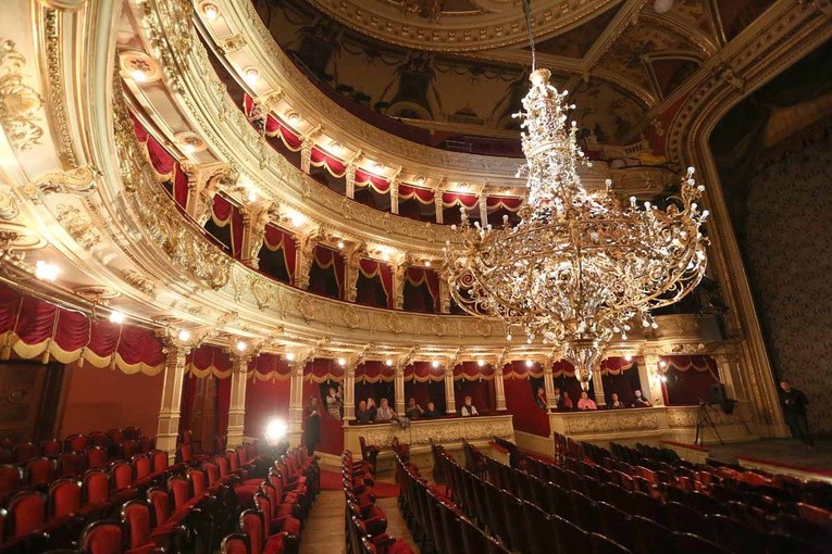 Opuszczanie żyrandola w Teatrze im. Słowackiego w Krakowie