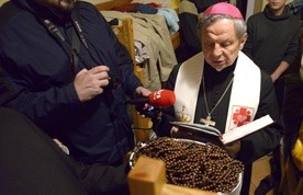 Różańce dla podopiecznych Domu dla Bezdomnych poświęcił bp Henryk Tomasik