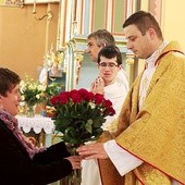 ▲	25 czerwonych róż odbiera kapelan, ks. Piotr Maślanka.