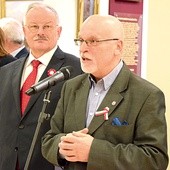 ▲	Roman Kochanowicz, dyrektor Muzeum Romantyzmu w Opinogórze, i Tadeusz Skoczek, dyrektor Muzeum Niepodległości w Warszawie, otworzyli wystawę w Dworze Krasińskich.