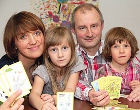 Szczęśliwi rodzice Dorota  i Marcin ze szczęśliwymi córkami, Tosią i Natalką 