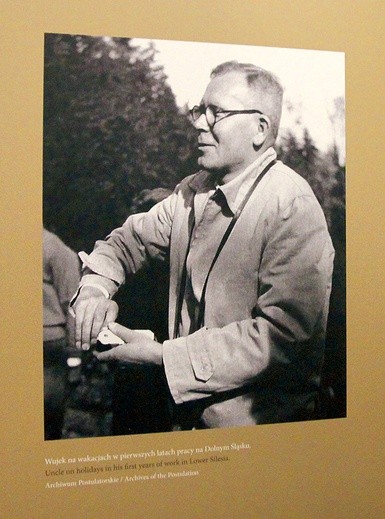 Kapłan na fotografii z Archiwum Postulatorskiego, prezentowanej na wystawie w CH Zajezdnia.