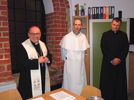 Nowe pomieszczenie zostało poświęcone przez bp. Jacka Kicińskiego. W skromnej uroczystości wziął udział również ks. dr Kacper Radzki, rektor wrocławskiego seminarium duchownego.
