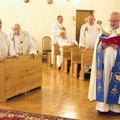 Centrum stanowi kaplica, w której każdy ma swój klęcznik. Tu domownicy co rano spotykają się  na wspólnej Eucharystii.