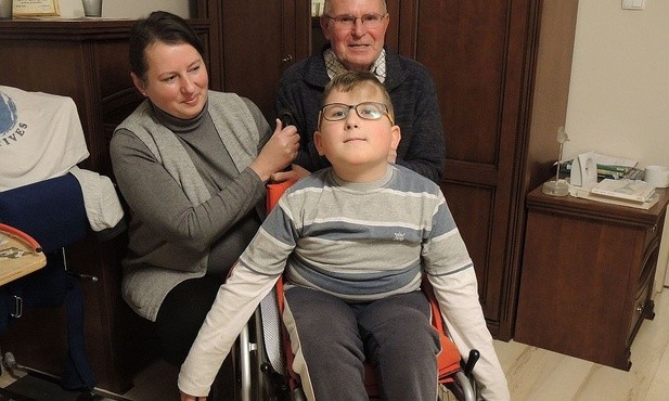 10-letni Marcin ze swoimi rodzicami: Katarzyną i Jerzym Ostrowskimi