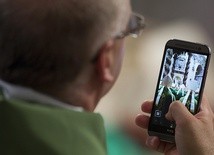 Bardzo mnie smuci to, gdy odprawiam Mszę i widzę tyle podniesionych telefonów – powiedział papież Franciszek.