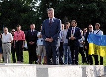 Prezydent Petro Poroszenko przed pomnikiem Ofiar Rzezi Wołyńskiej w Warszawie, lipiec 2016 r.