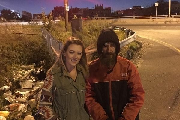 Bezdomny oddał potrzebującej ostatnie 20 dolarów. W zamian dostał fortunę