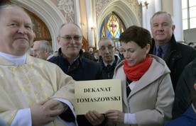 Przedstawiciele dekanatu tomaszowskiego odbierają różaniec i świecę na Jerycho Różańcowe