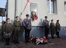 Tablicę umieszczono na ścianie obecnej Komendy Powiatowej Policji w Łowiczu