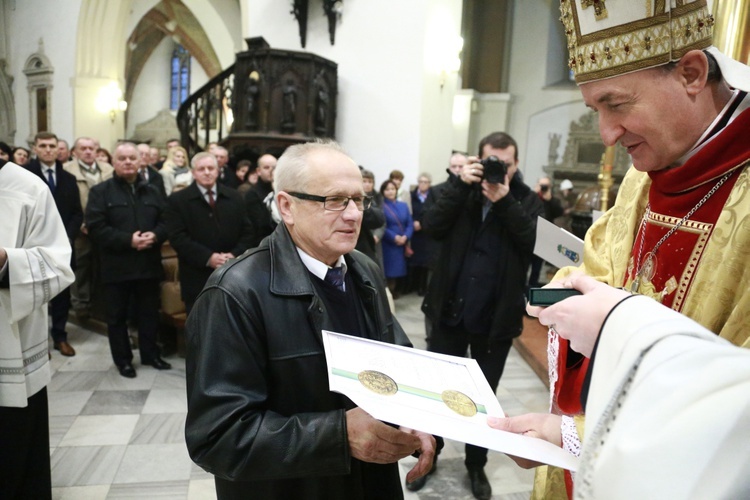 Wręczenie medali "Dei Regno Servire"