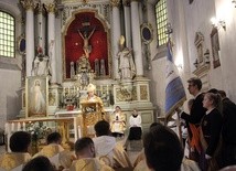 Prymas Wojciech Polak głosi homilię w kościele ojców pijarów w Łowiczu