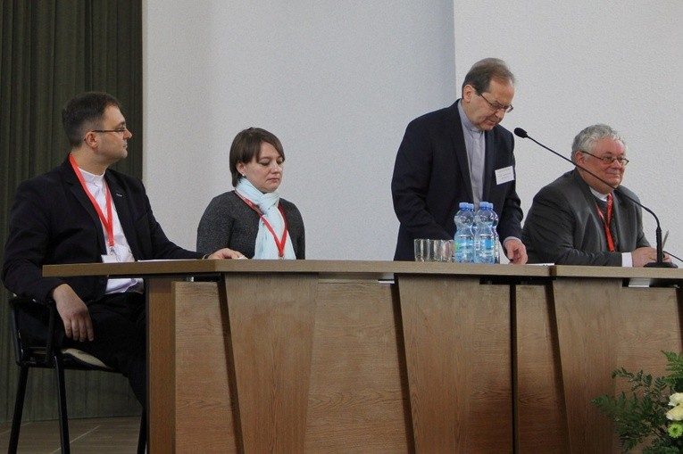 Prowadzącym podczas pierwszej części konferencji był ks. dr hab. Adam Maj z KUL. Od lewej: ks. Wojciech Wojtyła, Dorota Gonigroszek, ks. Adam Maj i ks. Sławomir Fundowicz
