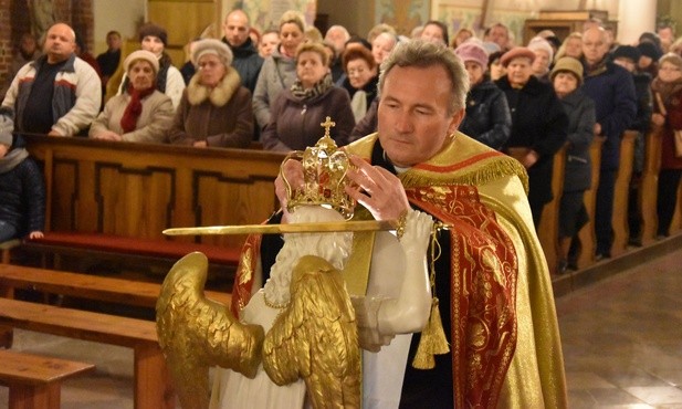 Ks. prał. Andrzej Maciejewski nakłada koronę na figurę św. Michała Archanioła