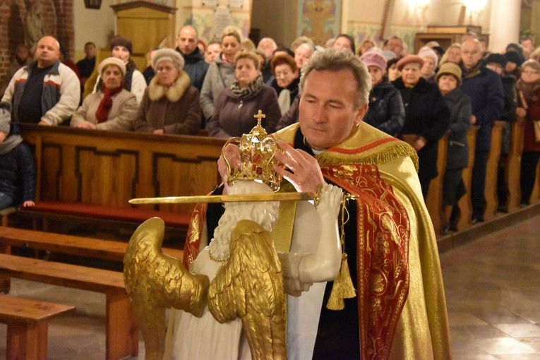 Ks. prał. Andrzej Maciejewski nakłada koronę na figurę św. Michała Archanioła