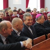 Podczas konferencji w WSH (od lewej): Marian Łukomski, Rafał Porzeziński, ks. Marek Dziewiecki, bp Henryk Tomasik i bp Tadeusz Bronakowski