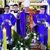 ▲	Mszy św. przewodniczył bp Stefan Regmunt, natomiast obrzędy pogrzebowe odprawił bp Ignacy Dec.