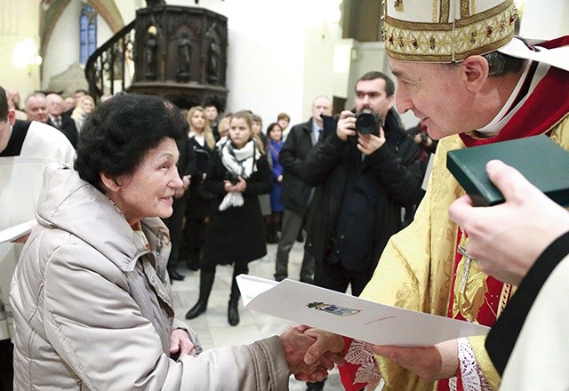 	Biskup wręczył medale wszystkim wyróżnionym.