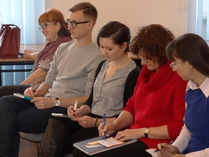 W czasie warsztatów katecheci poznali wiedzę teoretyczną i praktyczną.