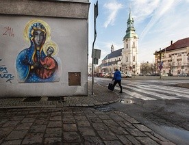 Wezwanie świątyni: Wniebowstąpienia Najświętszej Maryi Panny – to dżentelmeński gest świętego wskazującego z dumą swą Małżonkę.