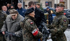 To był suymboliczny gest. Młode pokolenie polskich żołnierzy otrzymało broń z rąk kombatantów