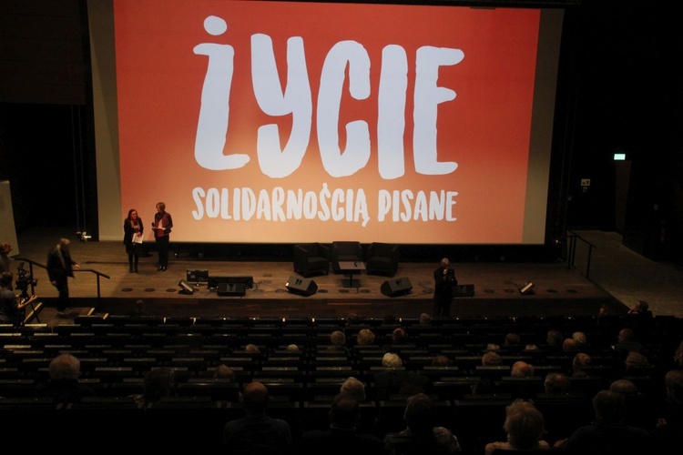 Pokaz filmu "Życie solidarnością pisane".