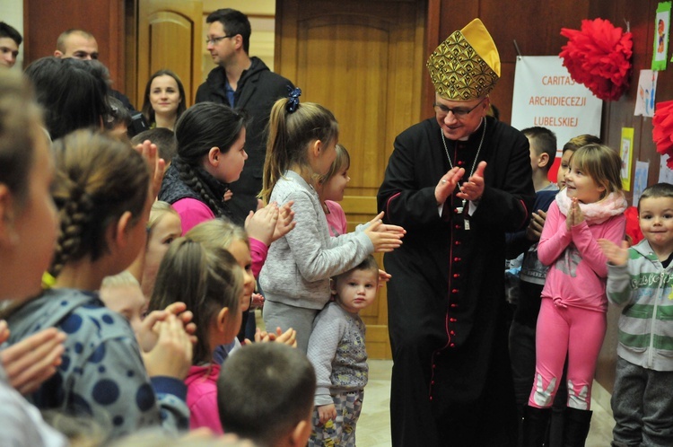 Bp Artur Miziński rozdał "Prezenty z nieba”