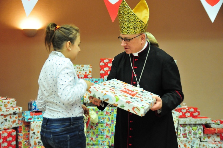 Bp Artur Miziński rozdał "Prezenty z nieba”