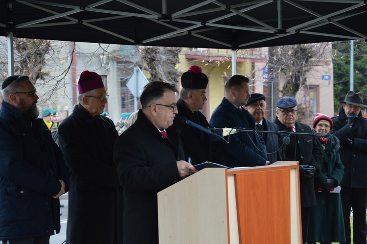 Odłsonięcie monumentu poświęconego Janowi Karskiemu w Izbicy