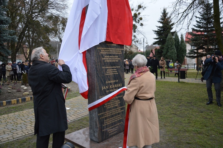 Odłsonięcie monumentu poświęconego Janowi Karskiemu w Izbicy