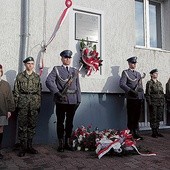 Tablica upamiętniająca Piwowarczyków została umieszczona na budynku łowickiej komendy policji.