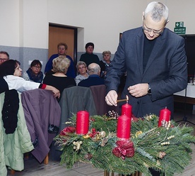 – Z radością i szczerym sercem zapalam światło, symbol Chrystusa  – powiedział pastor Dariusz Lik.