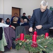 – Z radością i szczerym sercem zapalam światło, symbol Chrystusa  – powiedział pastor Dariusz Lik.