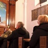 Wierni na modlitwie przed ołtarzem bł. o. Koźmińskiego w kościele kapucynów w Zakroczymiu.