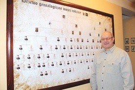 W przedpokoju domu pana Jacka zawisło drzewo genealogiczne.