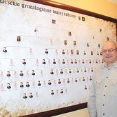 W przedpokoju domu pana Jacka zawisło drzewo genealogiczne.