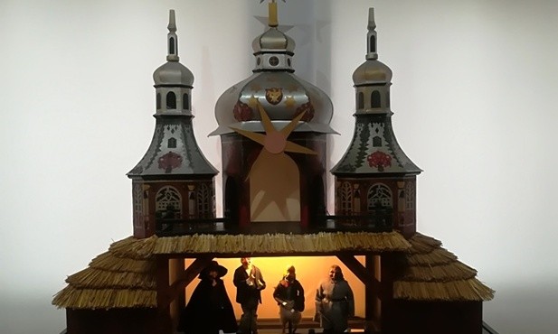 Kopia szopki z "Zielonego Balonika" z figurami Jacka Malczewskiego, Apolinarego Michalika, Karola Frycza i Lucjana Rydla