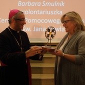 Abp Sławoj Leszek Głódź wręcza nagrodę "Samarytanin Roku 2017" Barbarze Smulnik