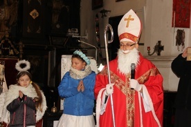 W Miedniewicach święty nie tylko rozdawał prezenty, ale także modlił się i śpiewał z dziećmi.