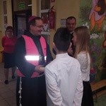 Bp Damian Muskus rozdaje odblaski