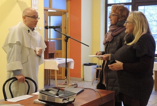 W przerwie wykładu był czas na rozmowy z o. Karolem Karbownikiem